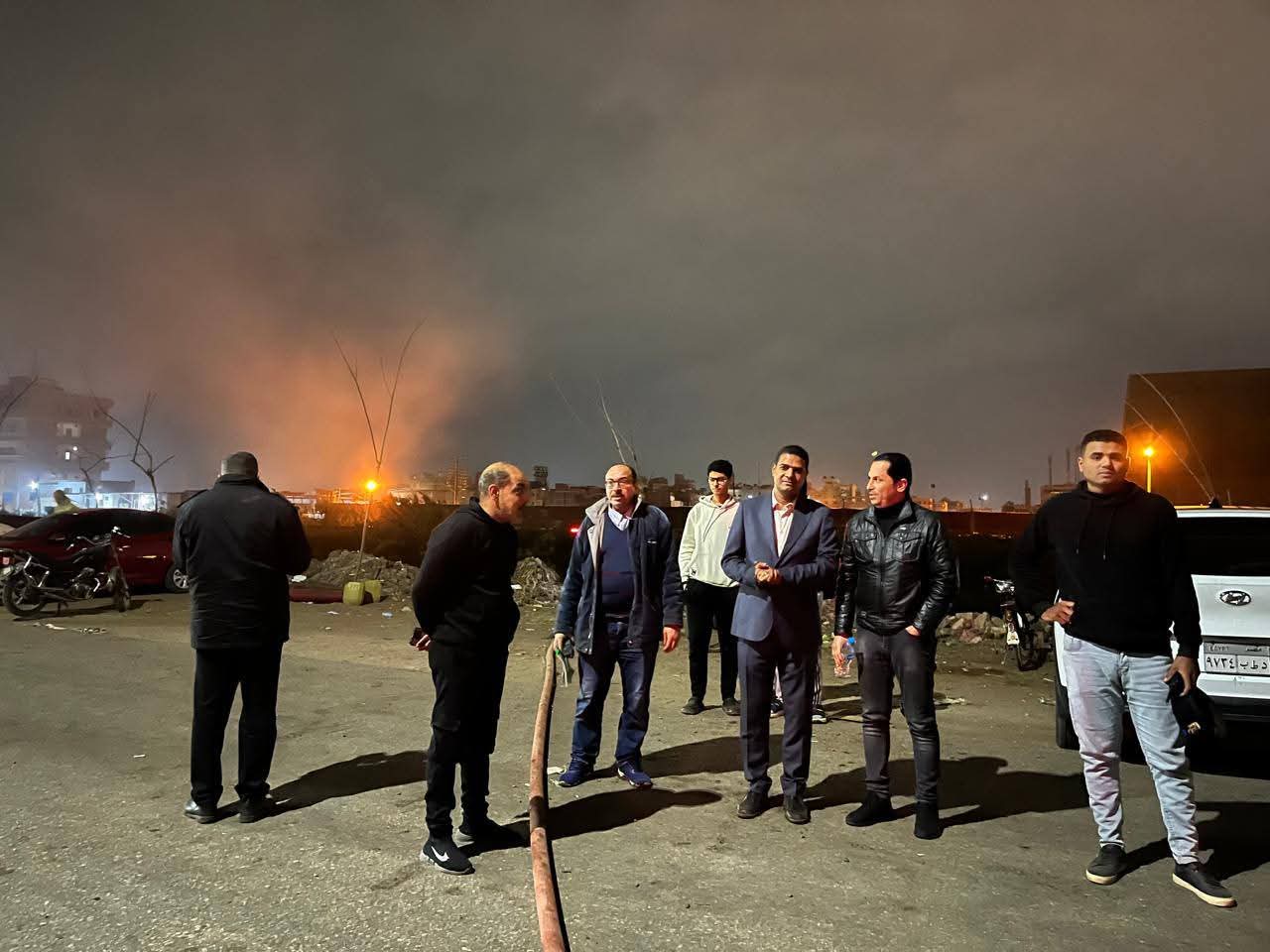 محافظ الدقهلية يتابع ميدانيًا جهود السيطرة على حريق مصنع عقل بطلخا واستمرار أعمال الإطفاء والتبريد