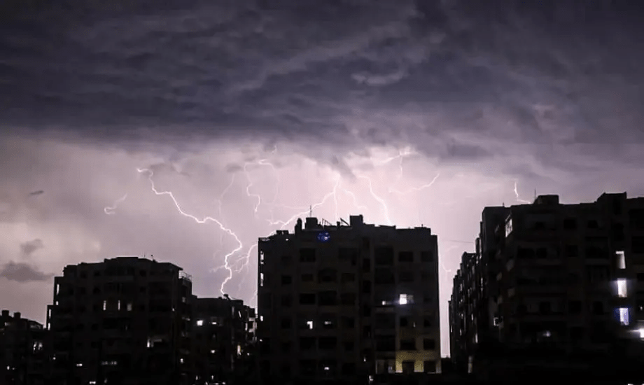 موجة من الأمطار الرعدية والرياح تسيطر على المناطق في ثاني أيام العيد