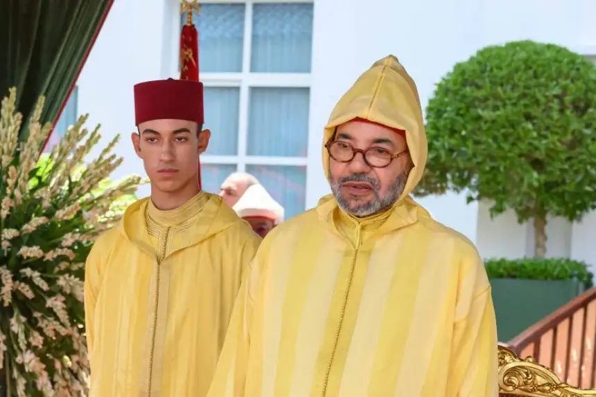 أمير المؤمنين يؤدي صلاة عيد الفطر في مسجد أهل فاس بالرباط ويتلقى التهاني بهذه المناسبة السعيدة