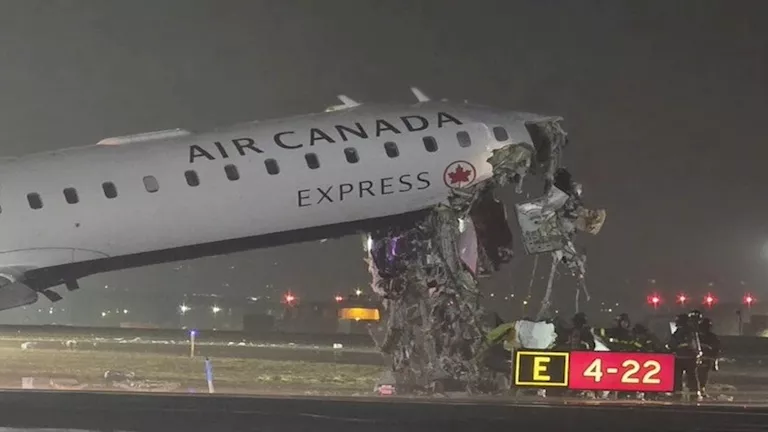 إصابة أربعة رجال إطفاء خلال حادث تصادم بين طائرة ومركبة في مطار لاجوارديا بنيويورك وتجدد عمليات الإنقاذ والسلامة الجوية