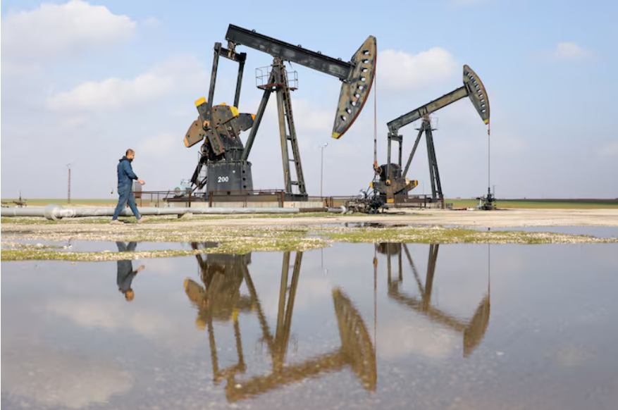 «قفزات قوية في أسعار النفط وسط اضطراب الملاحة في مضيق هرمز وتزايد التوترات العسكرية بالخليج»