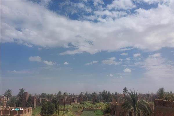 الطقس يخالف التوقعات في قنا.. ومستخدمو فيسبوك: «الشمس طالعة هي وعيالها وأخواتها»