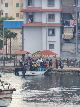 الفلوكة وسيلة انتقال أهالى دمياط لـ رأس البر وسط حالة الطقس السيئ.. صور
