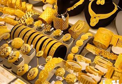 أسعار الذهب المحلية تتراجع مع اتساع الفجوة عن الأسعار العالمية لتتجاوز 28 مليون دونغ للأونصة