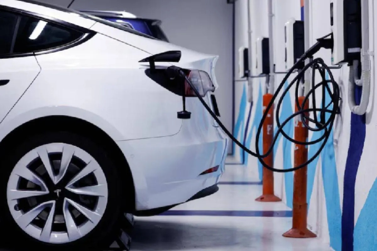 توقعات العالم لتقليل استهلاك النفط بمقدار 17 مليون برميل يومياً بحلول 2025 بفضل انتشار السيارات الكهربائية