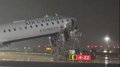 حادث غير متوقع على مدرج مطار نيويورك حيث اصطدمت طائرة بشاحنة إطفاء مما يثير القلق والاهتمام