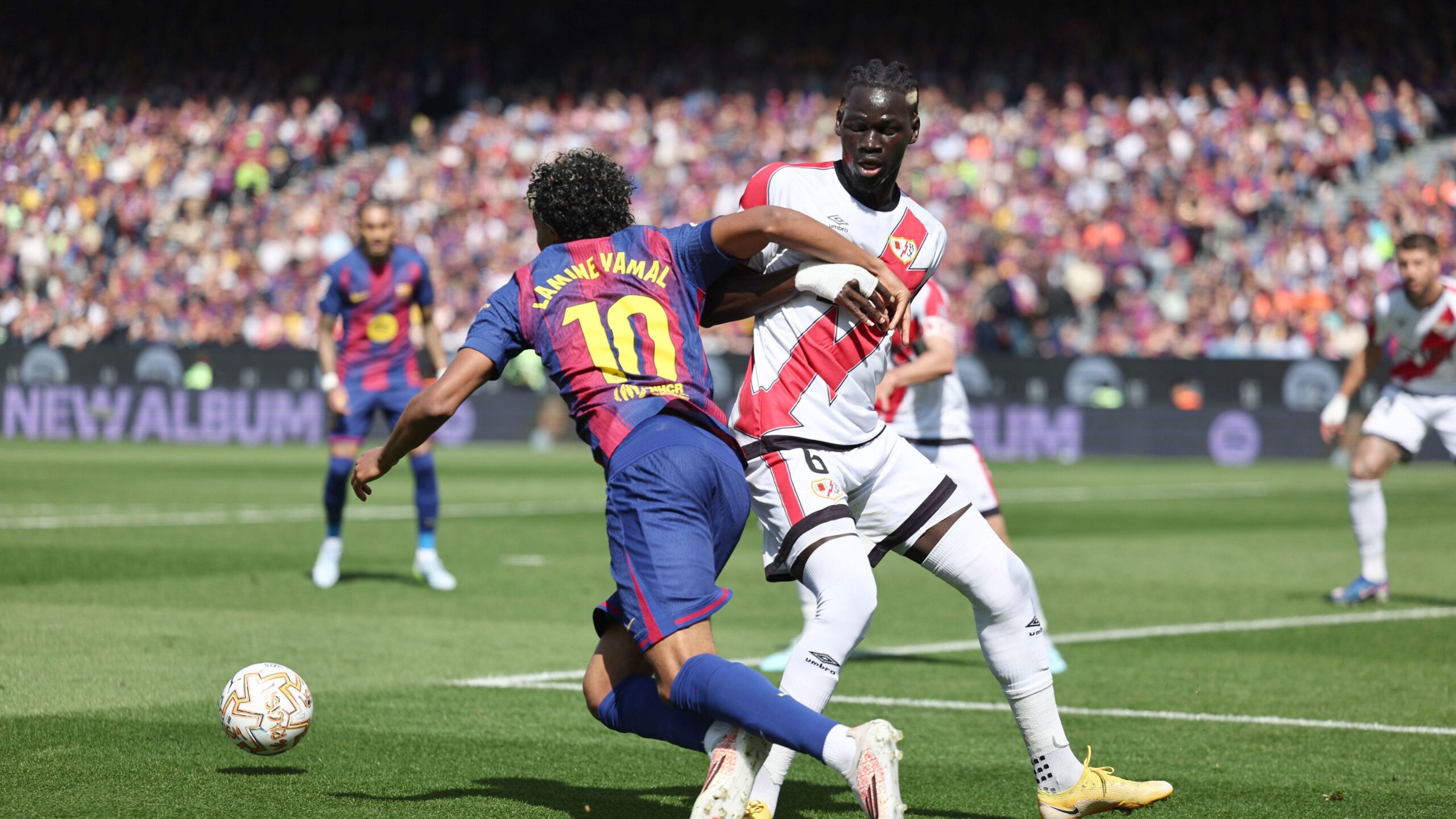 خبرة تحكيمية تثير الجدل حول قرار يامال لصالح برشلونة وخطوته ضد الفريق المنافس