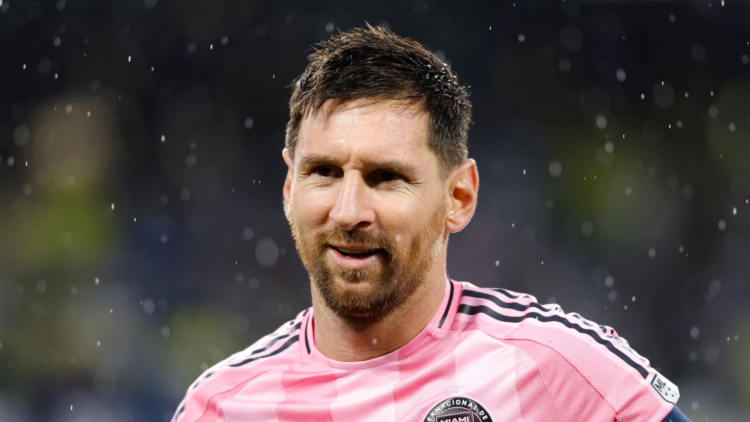 دان وايت يفاجئ الجمهور بسحب بطاقة فنية بقيمة آلاف الجنيهات تحمل صورتي أسطورة تشيلسي جون تيري وليونيل ميسي