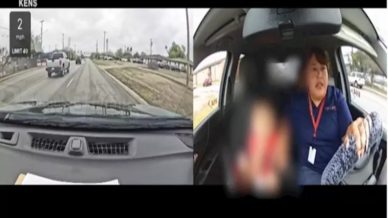 سائقة تنقذ طفلا يلعب بين السيارات في لحظة فاصلة عن وقوع كارثة الموت