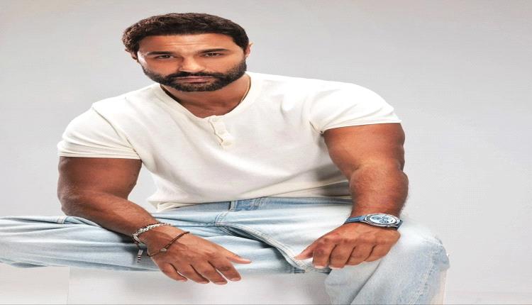 كريم فهمي يتألق بإطلالات جريئة تلفت الأنظار في مسلسل وننسى اللي كان ويعزز تفاعل الجمهور