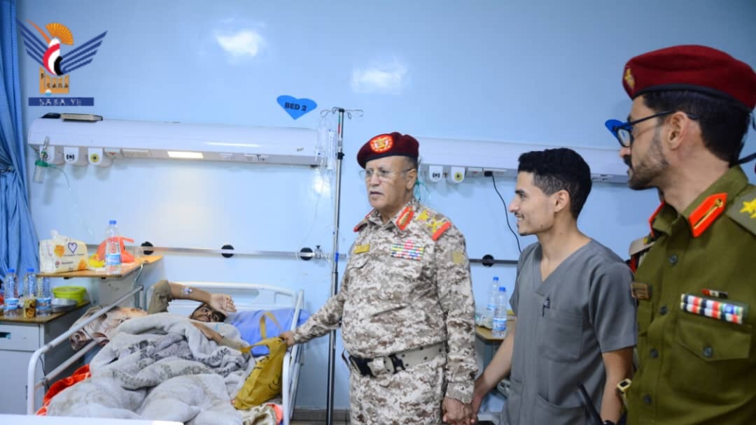 مساعد وزير الدفاع يزور الجرحى في المستشفيات العسكرية والشرطة النموذجي بصنعاء