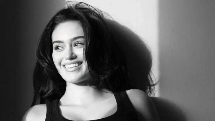 يارا عز ابنة شقيق الفنان أحمد عز تخطو خطواتها الأولى في عالم التمثيل وتظهر كنجم صاعد في المشهد الفني