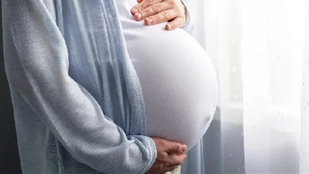 لحماية الأم والجنين| حظر تشغيل النساء في 13 مهنة شاقة خلال الحمل والرضاعة.. تعرف عليها؟