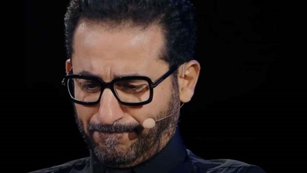 أحمد حلمي يوضح موقف عزاء والدته بعد انتهاء مراسم الدفن رسميًا اليوم