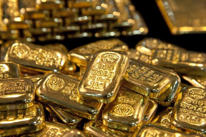 أسعار الذهب تتراجع عالميًا والأونصة قرب 4545 دولارًا