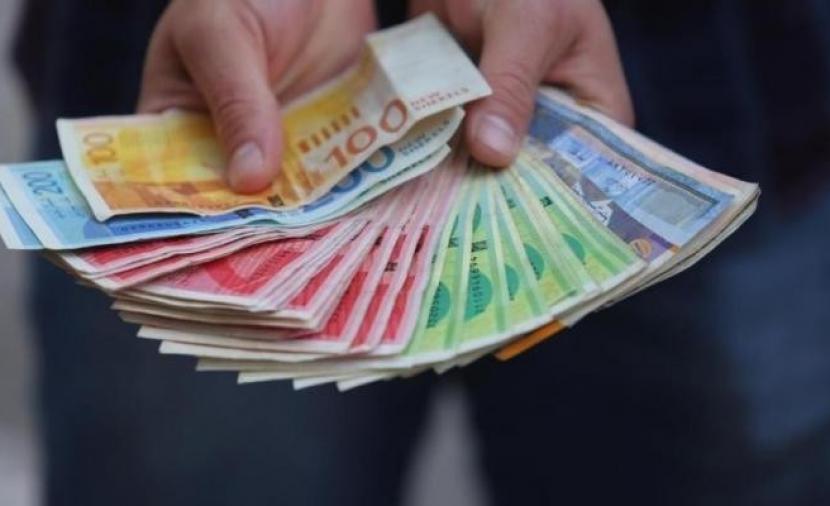 المالية تعلن صرف 50% من رواتب موظفي السلطة الأسبوع المقبل
صرف نصف رواتب موظفي السلطة الأسبوع المقبل بقرار من المالية
موظفو السلطة يتسلمون 50% من رواتبهم الأسبوع المقبل