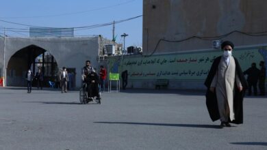 بين مطرقة الغلاء وسندان المرض.. الأزمة الاقتصادية الخانقة تعصف بذوي الإعاقة في إيران