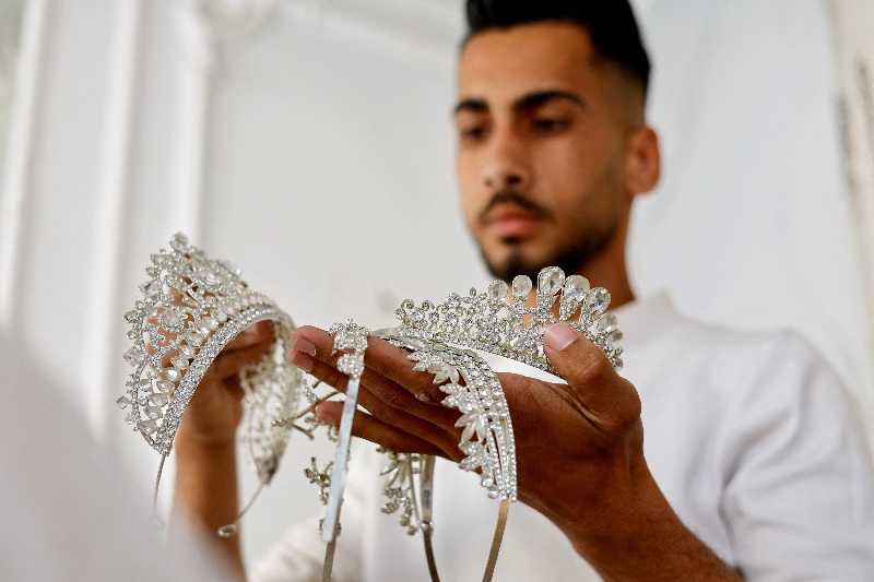 عرائس في غزة يلجأن لتجديد فساتين زفاف بالية في ظل ارتفاع الأسعار
