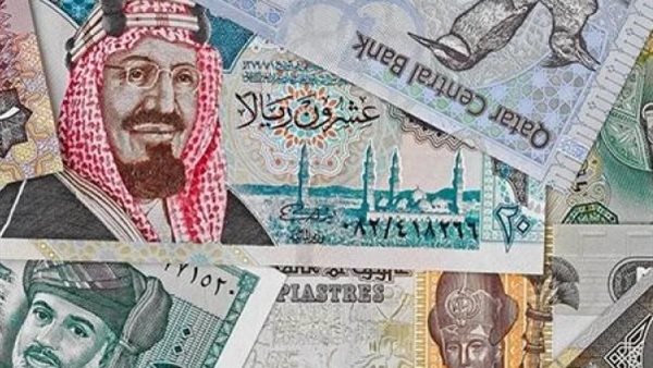 أسعار صرف الريال السعودي والدينار الكويتي اليوم الاثنين في البنوك