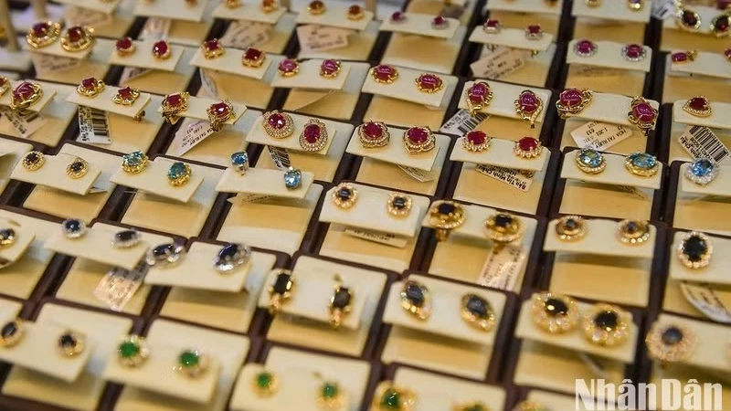 أسعار الذهب العالمية تسجل ارتفاعا في الرابع من يوليو في حين تظل الأسعار المحلية مستقرة