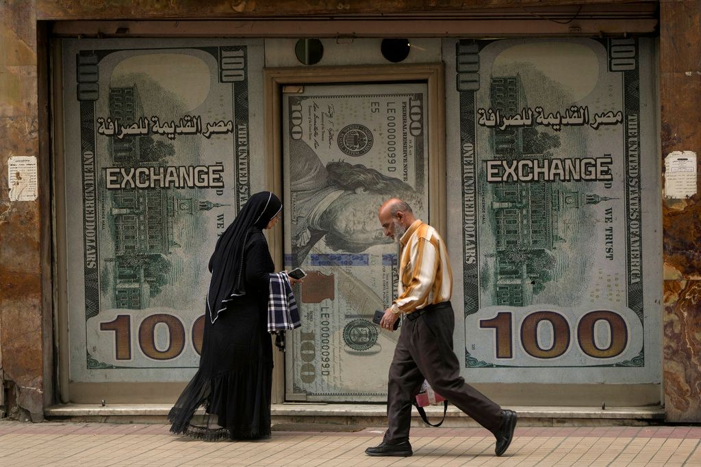 التوترات الإقليمية تؤثر سلبا على الاقتصاد المصري وتؤدي إلى تراجع الجنيه وتقلبات في الأسواق مع اتساع فجوة أسعار الطاقة