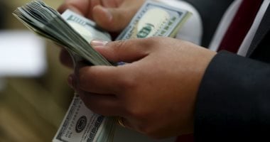 سعر الدولار يتراجع قبل استقراره في بداية تعاملات اليوم الثلاثاء