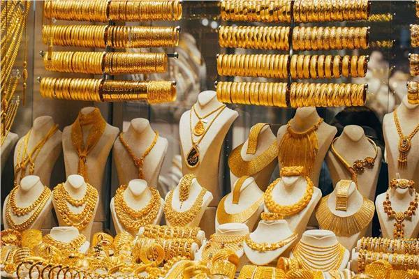 أسعار الذهب تتراجع اليوم وتقترب من تسجيل خسائر أسبوعية بقيمة حوالي 70 جنيه للجرام