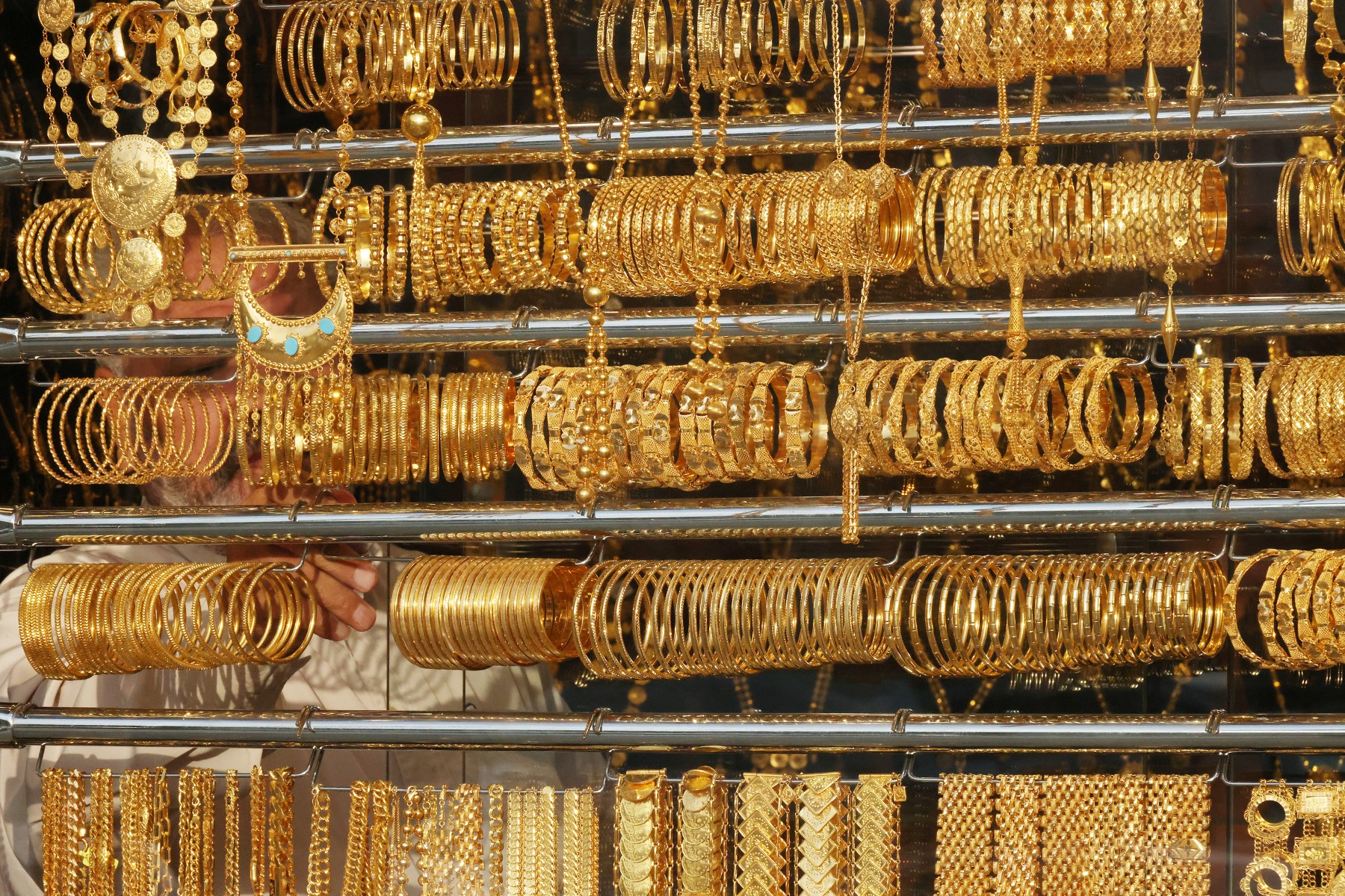 تراجع أسعار الذهب بأكثر من 2 بالمئة مع ارتفاع أسعار النفط