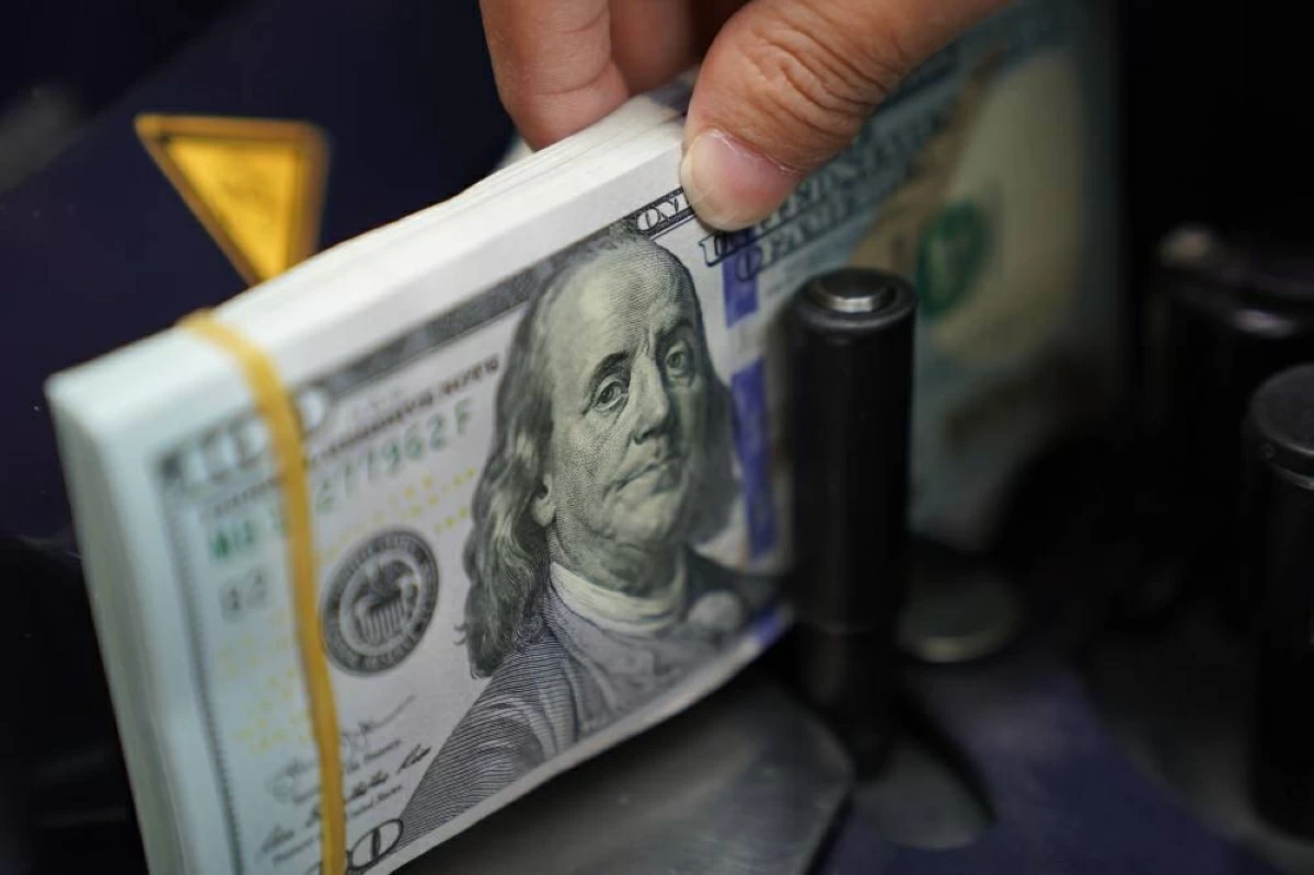 ضغوط الفائدة تنهك الدولار والبيتكوين تحلق فوق 64760 دولاراً