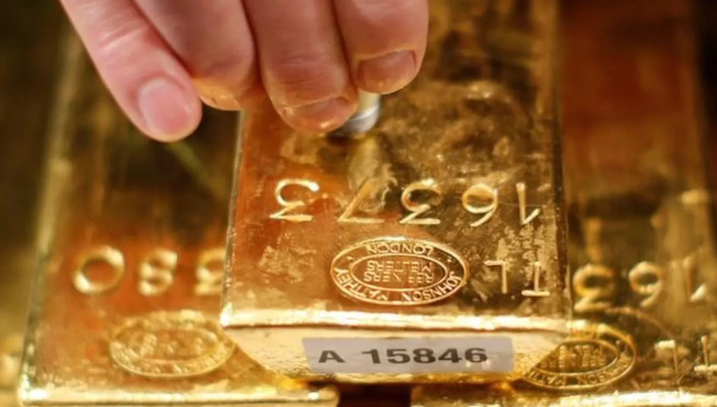 انخفاض أسعار الذهب وسط ارتفاع أسعار النفط وتصاعد مخاوف التضخم
