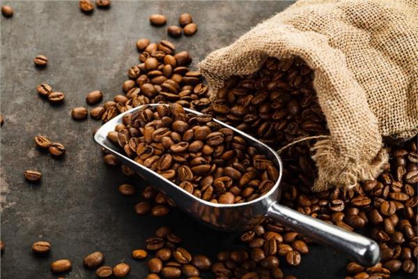 <p>إليك عدة خيارات احترافية، اختر منها الأنسب لمنصتك (كلها تلتزم بالشروط بدقة):</p>
<p><strong>الخيار الأول (يركز على عنصر الصدمة – الأكثر جاذبية):</strong>
رئيس شعبة البن يفجر مفاجأة صادمة عن تقديم 70% من الكافيهات الفخمة قهوة مغشوشة تضر بالصحة</p>
<p><strong>الخيار الثاني (يركز على التحذير والمخاطر – أسلوب إخباري قوي):</strong>
تحذير عاجل من رئيس شعبة البن حول مخاطر صحية جسيمة بسبب القهوة المغشوشة في الكافيهات الفخمة</p>
<p><strong>الخيار الثالث (يركز على كشف التلاعب – أسلوب استقصائي):</strong>
صدمة للمستهلكين رئيس شعبة البن يكشف تلاعب 70% من الكافيهات الفخمة بتقديم منتجات قهوة مغشوشة وضارة</p>