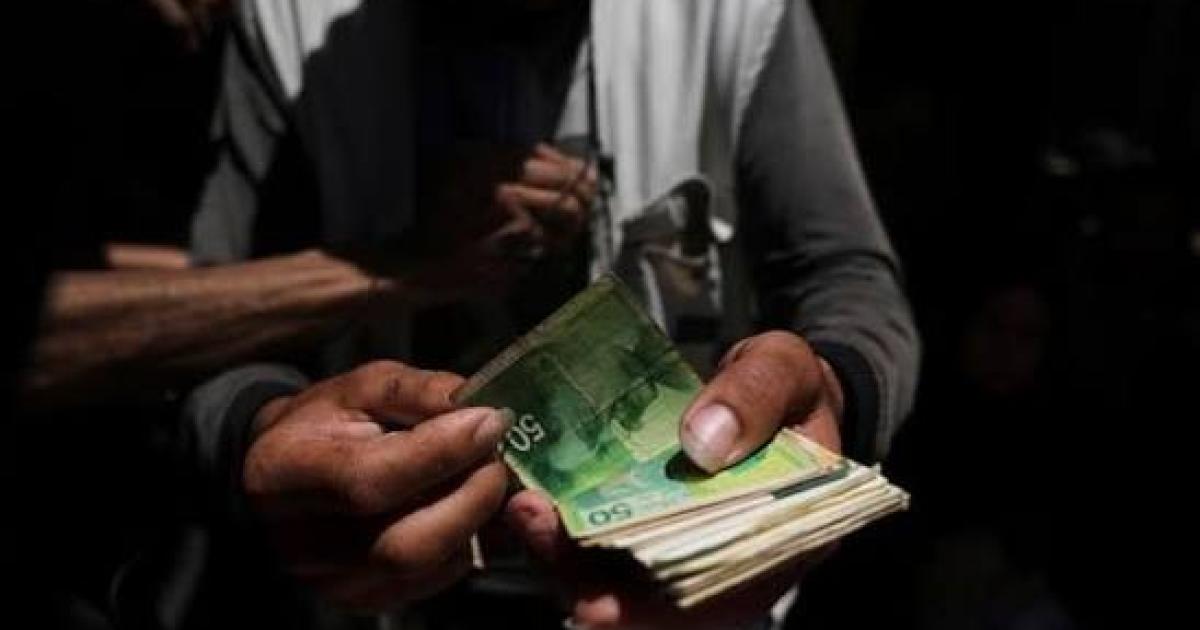 <p>إليك مجموعة من الخيارات الاحترافية التي تطبق كافة الشروط (بدون أي علامات ترقيم، وبطول يتراوح بين 12 و16 كلمة):</p>
<p><strong>الخيار الأول (الأقوى من حيث الجذب):</strong>
تجار غزة يرفضون التعامل بالكاش لمواجهة مخطط إسرائيلي يهدف لإحكام السيطرة المالية على اقتصاد القطاع</p>
<p><strong>الخيار الثاني (يركز على الصمود الاقتصادي):</strong>
تجار غزة يتصدون لمخطط إسرائيلي للسيطرة المالية ويرفضون الكاش لمنع خنق الدورة الاقتصادية داخل القطاع</p>
<p><strong>الخيار الثالث (أسلوب تساؤلي يحفز الفضول):</strong>
كيف يواجه تجار غزة مخطط الاحتلال الإسرائيلي لإحكام السيطرة المالية عبر رفض التعامل بالنقد الورقي</p>