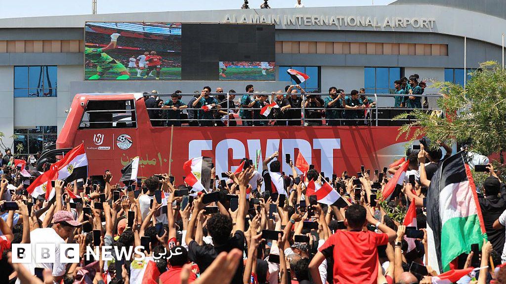 الجماهير تزلزل مدينة العلمين باحتفالية ضخمة لمنتخب مصر بعد جدل واسع حول طريقة استقبال اللاعبين