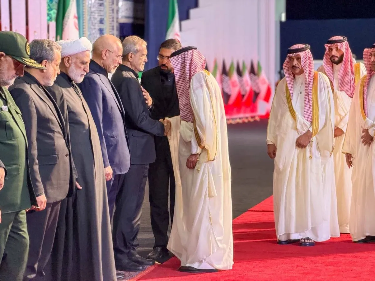 الخريجي ينقل تعازي القيادة السعودية الحارة للرئيس الإيراني في وفاة المرشد السابق ويؤكد عمق الروابط التاريخية والدبلوماسية بين البلدين