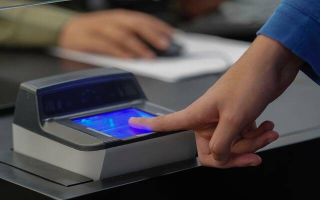 السعودية تبدأ إصدار وتجديد إقامات العمالة المنزلية ومن في حكمها بطريقة سهلة وسريعة للجالية المحلية