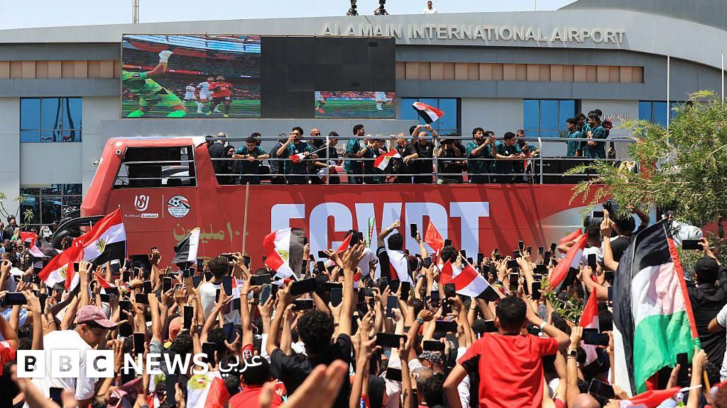 بعد أزمة استقبال العلمين احتفالات شعبية عارمة ترحب بمنتخب مصر في مشهد حماسي غير مسبوق