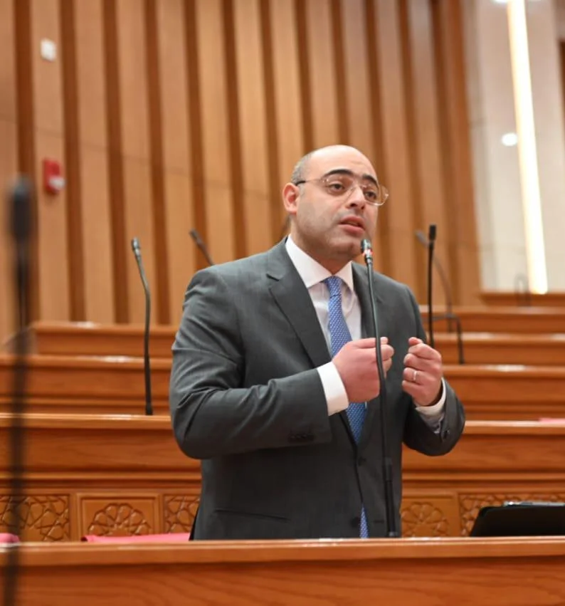 تحرك برلماني عاجل لوقف تحويل شوارع القاهرة الجديدة لساحات انتظار مدفوعة تهدد السيولة المرورية وسلامة المواطنين