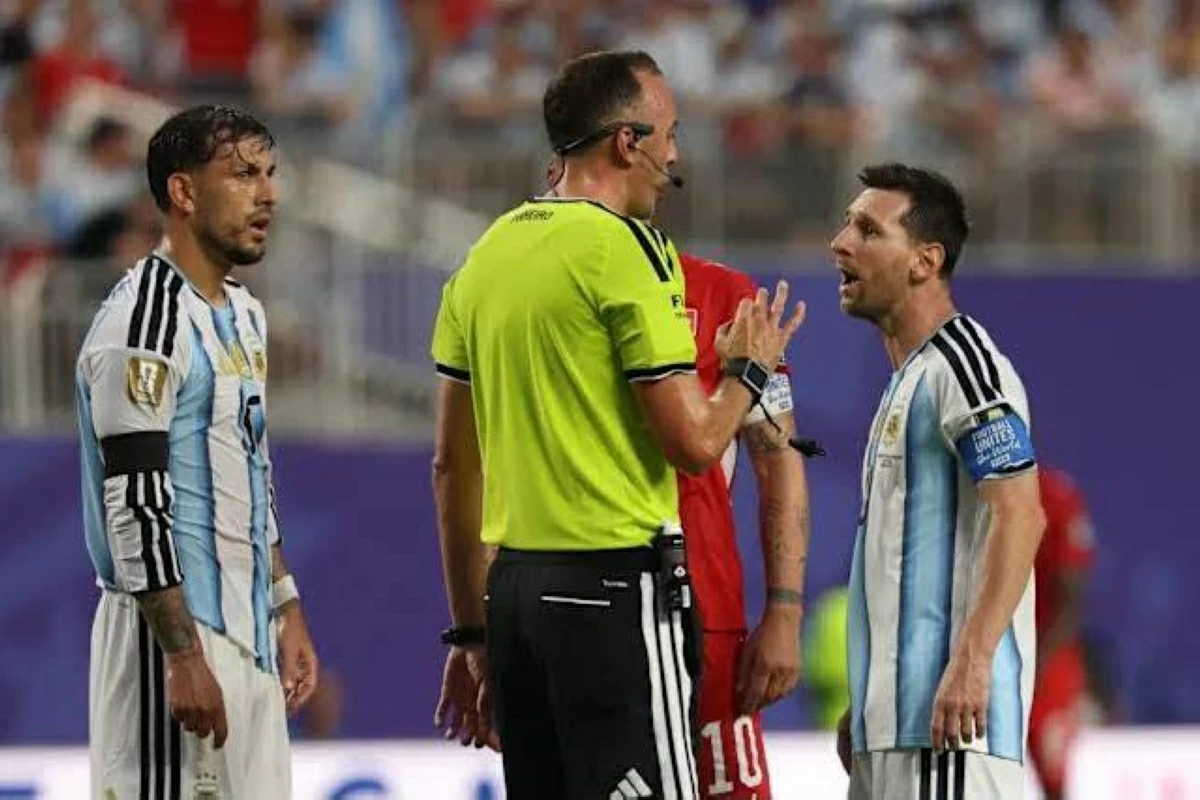 تقارير تكشف عن تعيين فيفا حكم ميسي المفضل لمباراة إنجلترا والأرجنتين في نصف نهائي كأس العالم