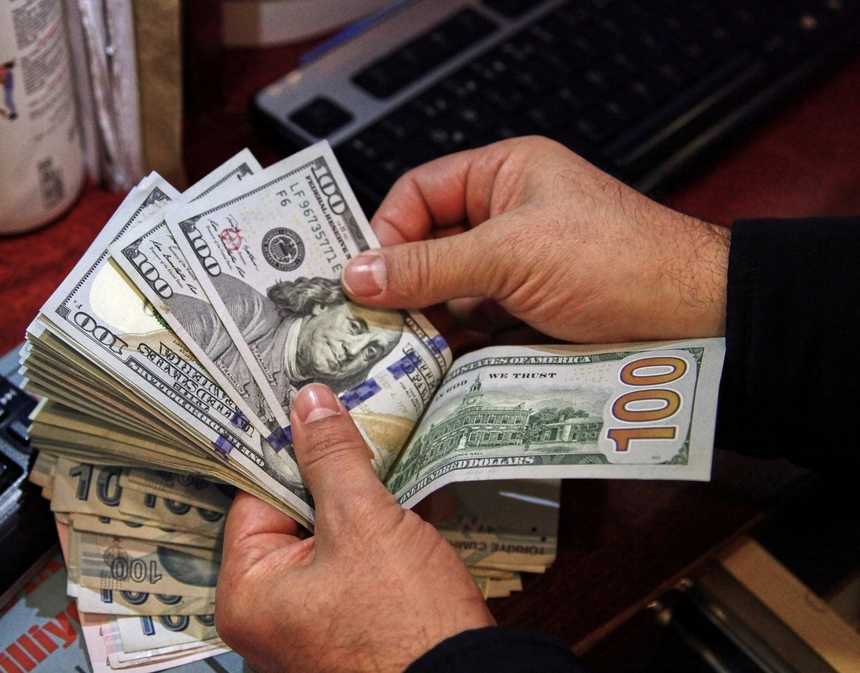 استقرار أسعار العملات أمام الجنيه اليوم وسط حالة من التوازن الهادئ في السوق