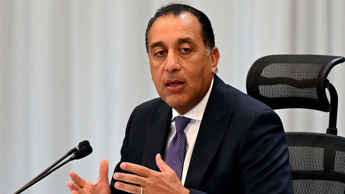 صفقات المليارات تبتلع الشواطئ العامة بالساحل الشمالي ورئيس الوزراء يدافع عن الاستثمارات الضخمة بأسعار خيالية