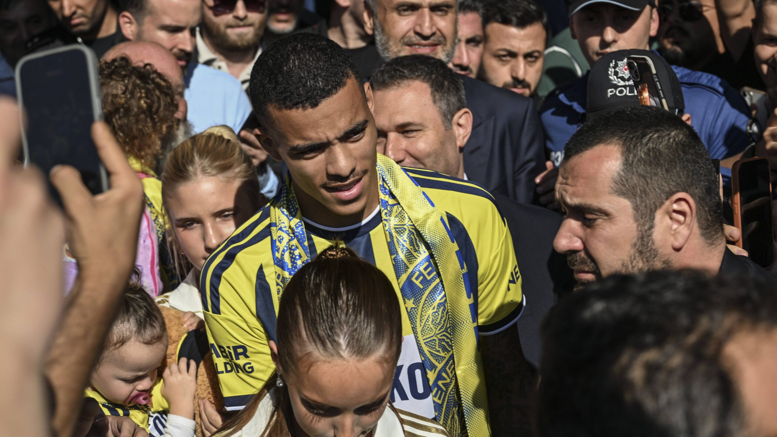 فيديو جرينوود وصديقته وهو يركلها بقدمه أمام الجميع يثير الجدل ويشعل مواقع التواصل