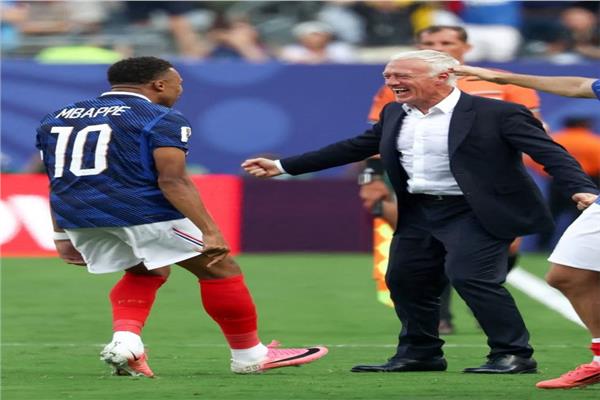 كيليان مبابي يودع ديشامب قبل مواجهة إنجلترا في كأس العالم 2026 في خطوة مؤثرة تثير الجماهير