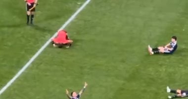 مشهد سجود حكم مباراة الأرجنتين وإنجلترا بعد صافرة النهاية في نصف نهائي كأس العالم