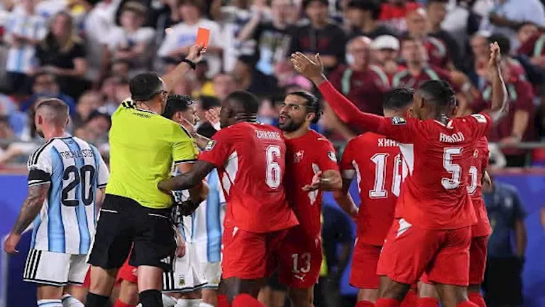هل استخدم الحكم قانونا جديدا لطرد لاعب سويسرا أمام الأرجنتين في المباراة الحالية