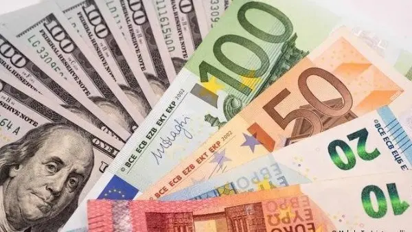 سوق العملات العربية والأجنبية يشهد استقراراً في بداية تعاملات اليوم