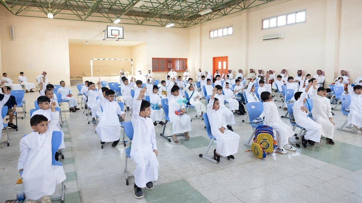 <p>إليك عدة خيارات احترافية تلتزم بجميع الشروط (من 12 إلى 16 كلمة، بدون أي علامات ترقيم، وبأسلوب صحفي جاذب):</p>
<p><strong>الخيار الأول (الأقوى والأكثر شمولاً):</strong>
انطلاقة تعليمية كبرى بانتظام أكثر من مئة ألف طالب وطالبة في مدارس منطقة الحدود الشمالية اليوم</p>
<p><strong>الخيار الثاني (يركز على الحماس والعودة):</strong>
عودة مليئة بالحيوية لأكثر من مئة ألف طالب وطالبة بمدارس الحدود الشمالية مع بداية العام الدراسي</p>
<p><strong>الخيار الثالث (أسلوب إخباري سريع وجاذب):</strong>
أكثر من مئة ألف طالب وطالبة يشعلون الحماس في مدارس الحدود الشمالية مع بداية العام الدراسي</p>