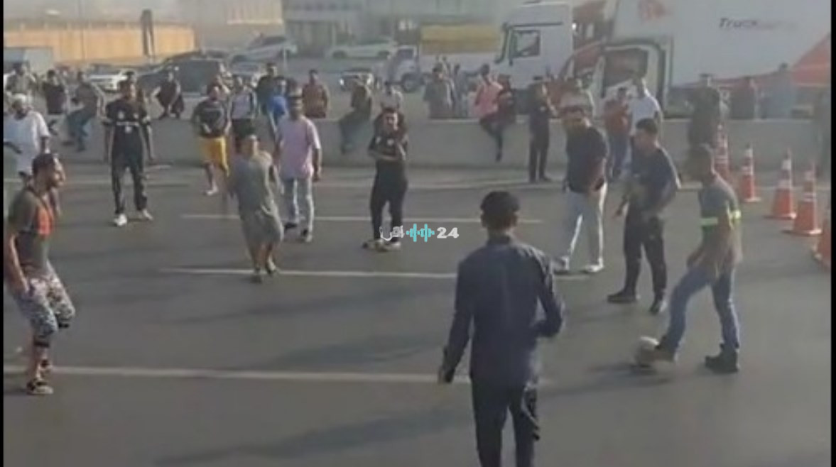 مباراة كرة قدم عفوية تكسر ملل الشبورة على طريق إسكندرية الصحراوي