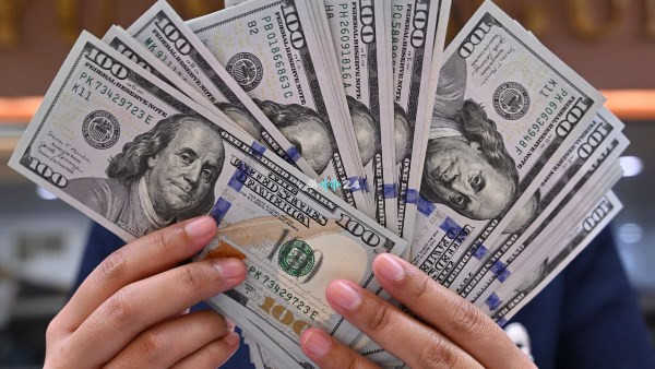 تعرف على أقل سعر لصرف الدولار في البنوك اليوم عقب تراجعه