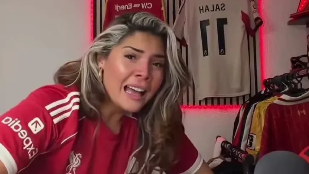 هانيفا مشجعة ليفربول الشهيرة تنهار وتصف محمد صلاح بأسطورة النادي بعد انتقاله إلى طرابزون سبور