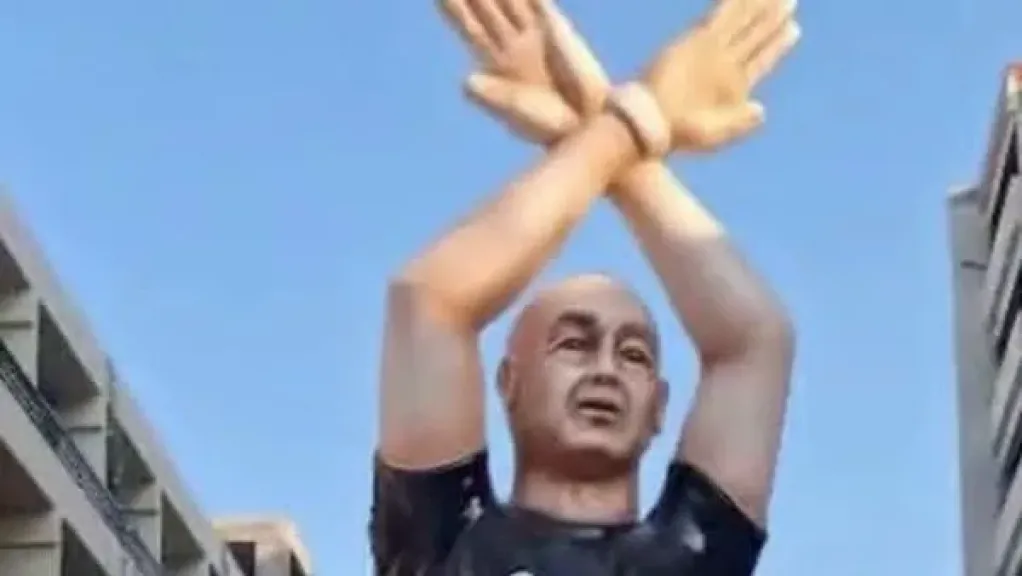 مجسم ضخم لحسام حسن يزين الساحل الشمالي احتفالاً بعيد ميلاد العميد